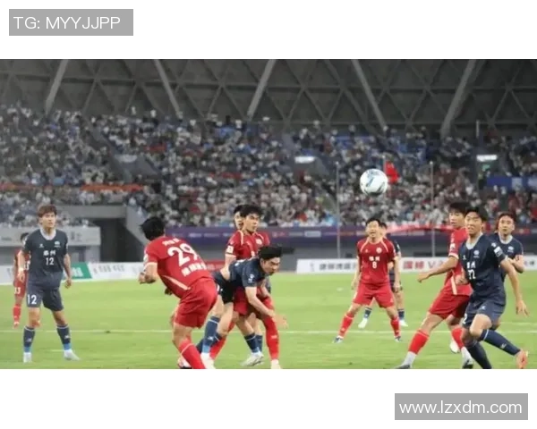 足球明星与路人激烈对抗引发热议 网民热评不断