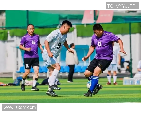 足球球星用拼搏与坚韧传递正能量点亮青春奋斗梦想