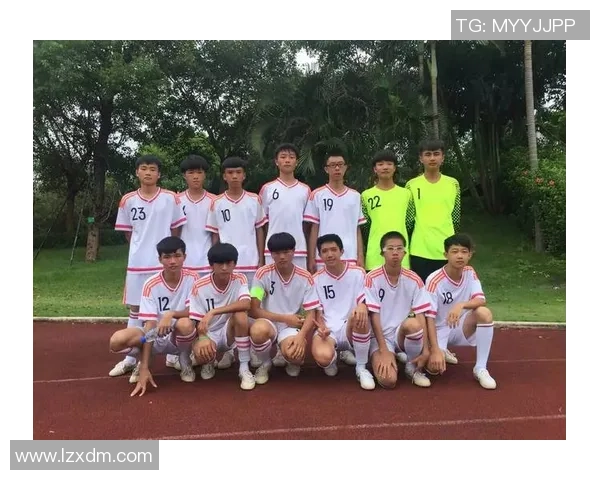 职业球星日常高强度足球训练揭秘助力青少年全面提升技巧